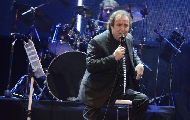 Dyango deleitó a Alta Gracia con todo su romanticismo. 