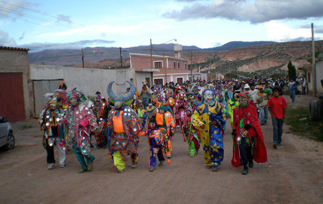 Ya vestidos de diablos, los participantes bajan desde el cerro.
