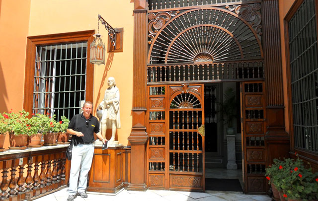 Cristian Moreschi en la fachada de esta histórica vivienda.