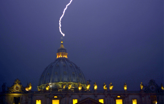 Un rayo cayó en la basílica de San Pedro.