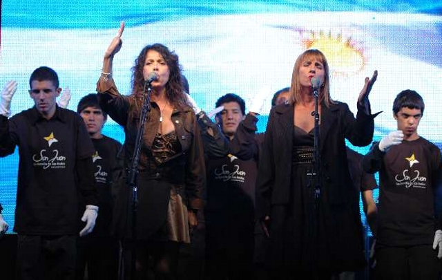 Patricia Sosa e Hilda Lizarazu entonaron el Himno.