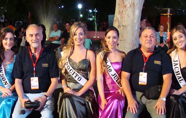 Luis Yunes y Jorge Méndez, juntos a las candidatas a reina.