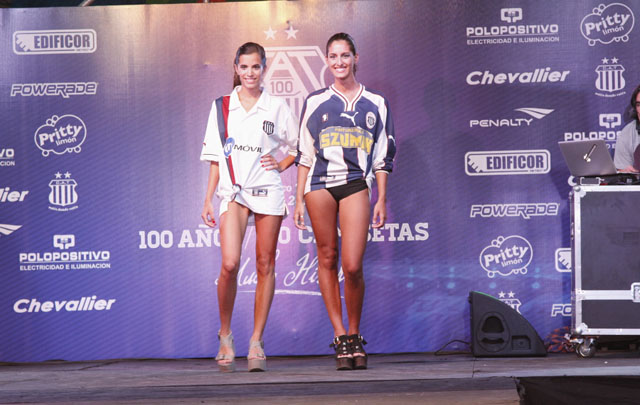 Bellas modelos desfilaron por la pasarela frente al Cabildo cordobés.