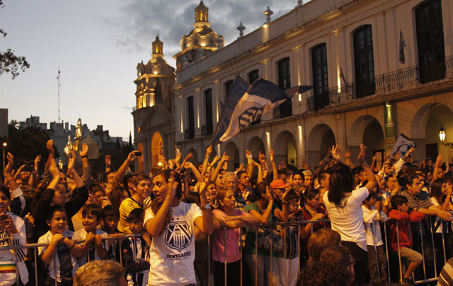 Gran marco de público se dio cita frente a la sede tallarín.