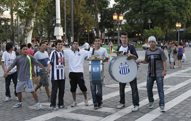 Desde la tarde los hinchas empezaban con la vigilia.