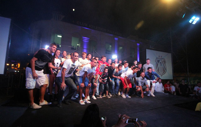 Los jugadores de ayer y de hoy posaron para la foto.