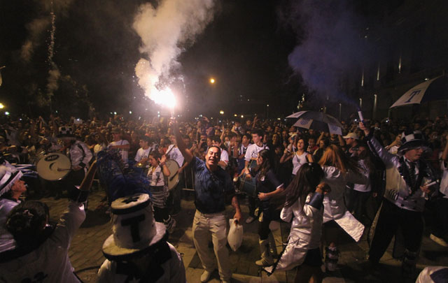 Todo el color y la alegría por la gran fiesta albiazul.