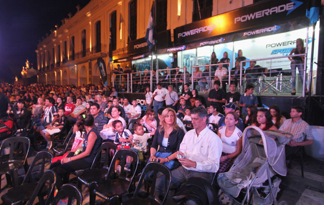 Gran marco de público se dio cita frente a la sede tallarín.