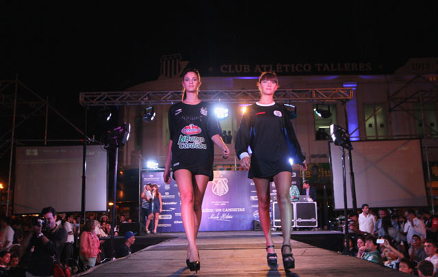 Bellas modelos desfilaron por la pasarela frente al Cabildo cordobés.