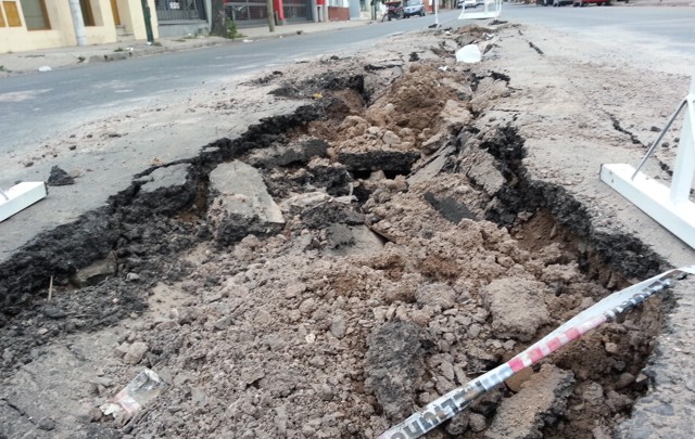 Así luce la carpeta asfáltica tras haber cedido a causa de las lluvias.
