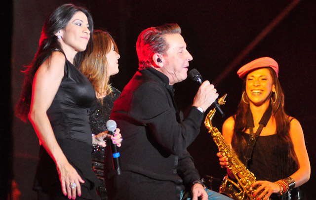 Montane con las candidatas a reinas en la Fiesta del Sol (Foto: diario El Zonda)