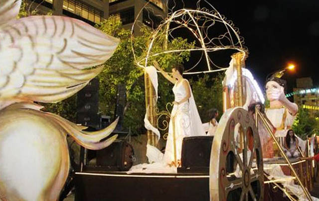 Carrusel con algunas de las candidatas a reina.