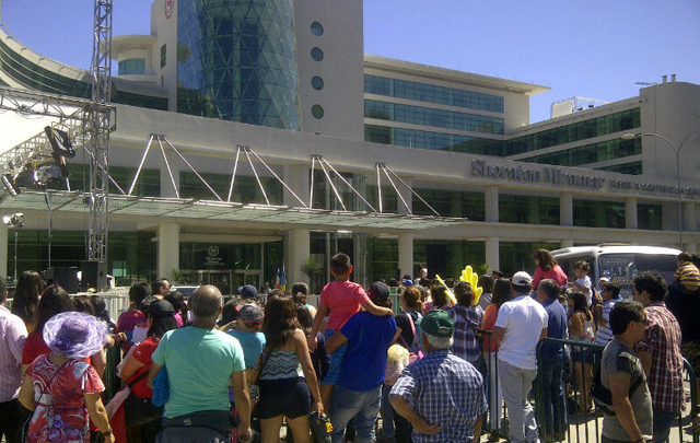 Una multitud de fans en las afueras del Sheraton.