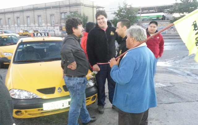 Los taxistas bloquearon el ingreso a la vieja terminal.