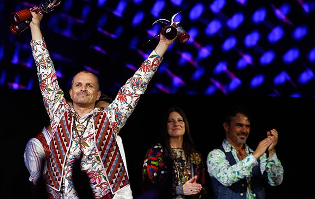 Miguel Bosé recibió varios galardones en Viña del Mar (Foto: La Tercera)