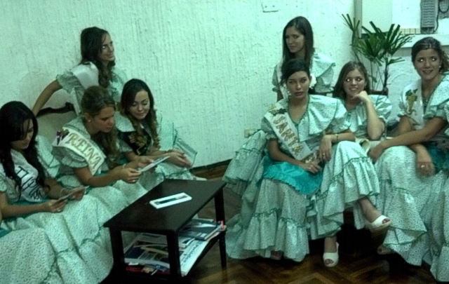 Las soberanas recibieron su pasaporte vestidas de paisanas.