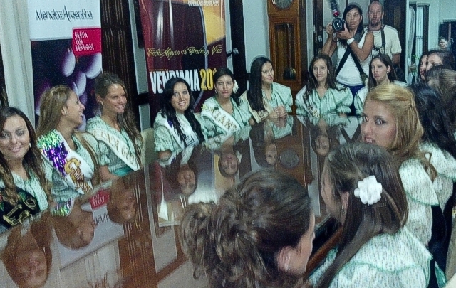 Las soberanas recibieron su pasaporte vestidas de paisanas.