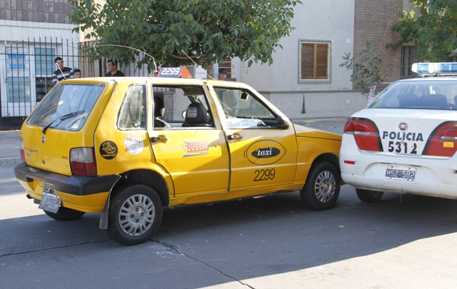 Así quedó el móvil al interceptar al taxi.
