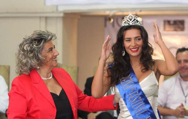 La alcaldesa Virginia Reginato fue la encargada de coronar a la nueva soberana.