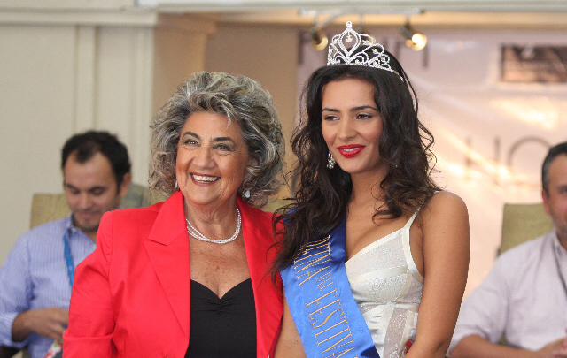 La alcaldesa Virginia Reginato fue la encargada de coronar a la nueva soberana.