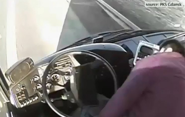 VIDEO: Pasajeros se salva cuando se desmaya el chofer.