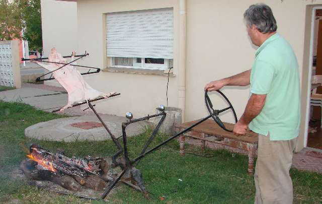 FOTO: Ell chacarero cordobés Andrés Guaita prueba el asador con volante.