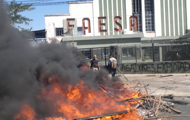 El corte de calle se mantiene hace una semana frente a la empresa.