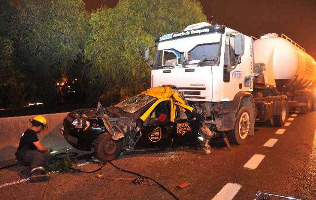 Bomberos trabaja en el lugar del accidente.