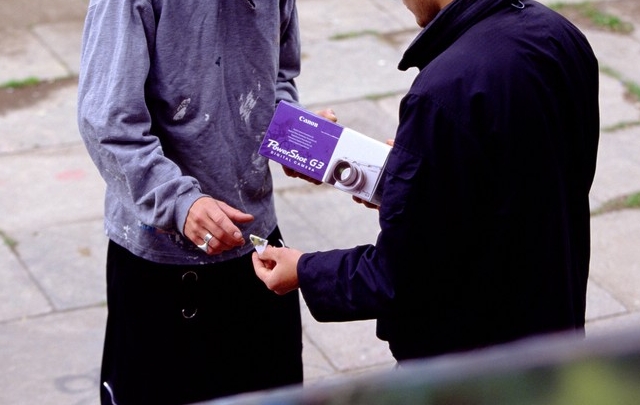 Un chico vendiendo droga en una esquina (Foto ilustrativa).