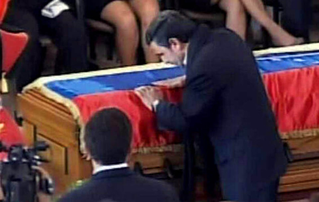 Mahmoud Ahmadinejad besa el féretro de Chávez