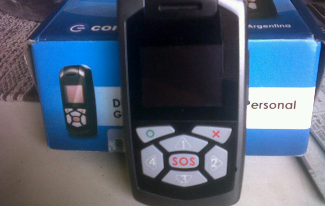 El celular tiene siete botones y alertará a la Policía ante un hecho violento.