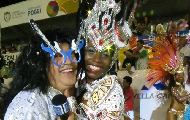 Más de cien mulatas desfilaron con las tres scolas de Río.