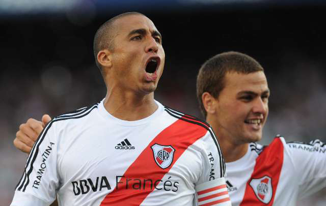 Trzeguet festeja el primer gol ante Colón.