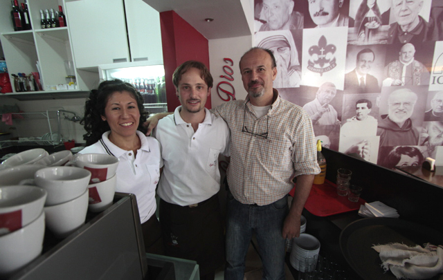 Café con Dios está ubicado en Obispo Trejo 29.