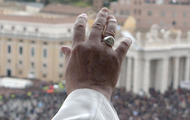 FOTO: El Santo Padre aún lleva su anillo de cardenal.