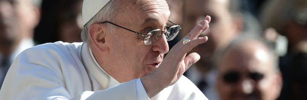 Francisco saluda a los fieles desde el papamóvil.