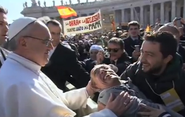 El Papa se detuvo a saludar a un discapacitado.