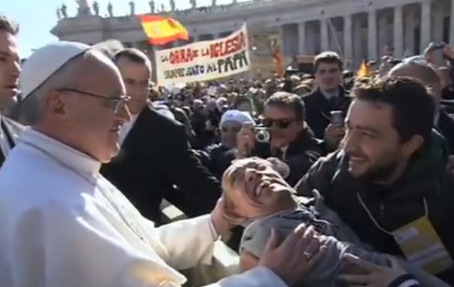FOTO: El Papa saludó a los presentes en la Plaza de San Pedro.