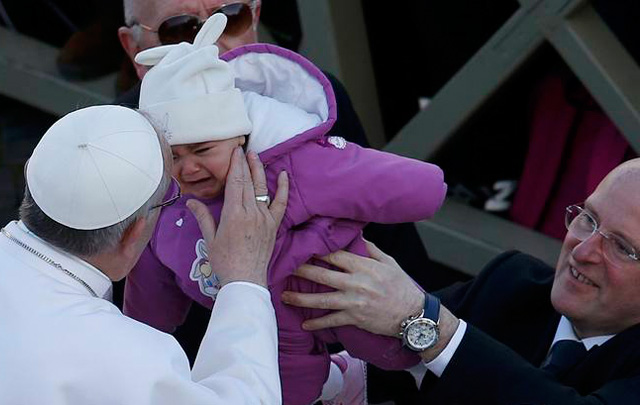FOTO: El Papa se detuvo a saludar a un discapacitado.
