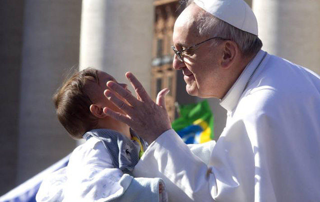 FOTO: Francisco saludó a los niños cuando recorría la Plaza de San Pedro.