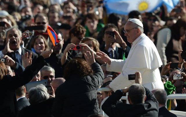Francisco saludó a los fieles cuando recorría la Plaza de San Pedro.