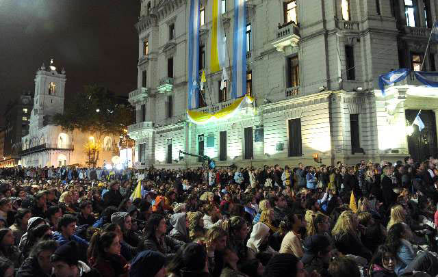 FOTO: Una multitud se congregó desde temprano frente a la Catedral porteña.