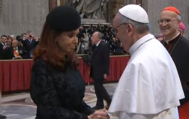 Cristina se emocionó al saludar a Francisco.