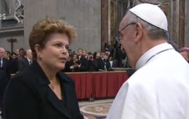 Dilma Rousseff al saludar al Papa.