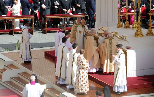 FOTO: El Papa se dirigía a recibir el anillo de pescador y el palio.