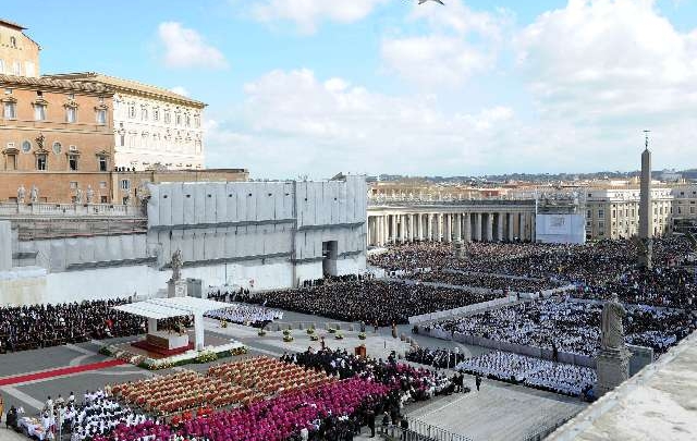 Miles de personas participaron de la unción de Francisco.