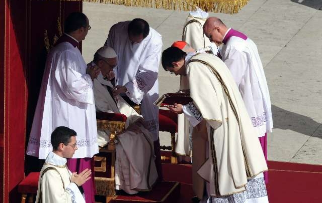 FOTO: Francisco al presidir la misa ante la multitud.