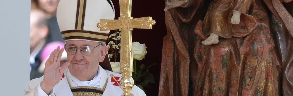 Francisco saluda a los fieles.