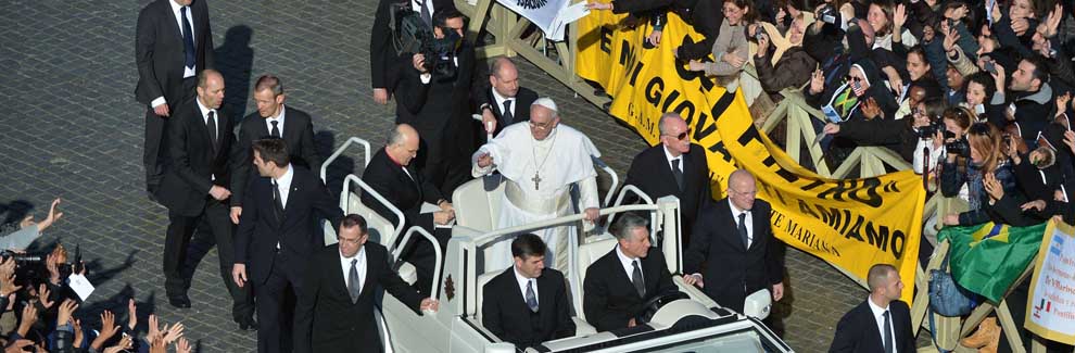 Francisco saluda a los fieles desde el papamóvil.