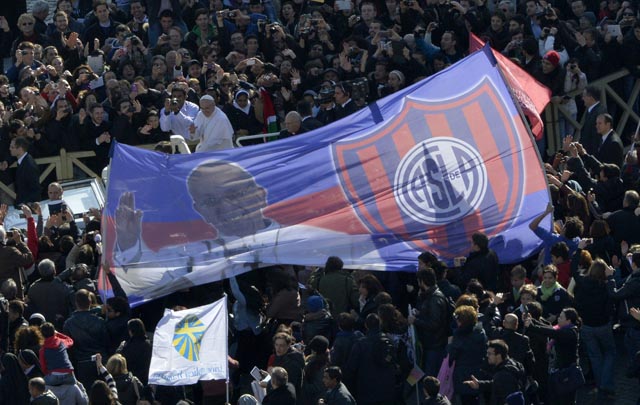 El trapo que los fanáticos exhibieron frente al paso del Papa.